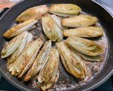 Une image de l'étape 7 de Endives braisées au bouillon de gambas, thym frais et jambon cru.