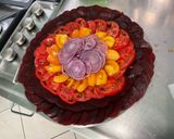 Une image de l'étape 9 de Salade de betteraves rouges aux deux tomates, oignon rouge et mozzarella.