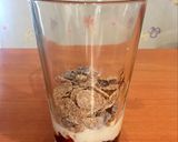 Foto del paso 1 de la receta: Postre/merienda de yogurt con frutillas y arándanos fit, light
