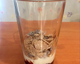 Foto del paso 1 de la receta: Postre/merienda de yogurt con frutillas y arándanos fit, light