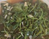 Foto langkah ke 3 dari resep Rau Muống Xào Tỏi (Tumis Kangkung Bawang Putih) khas Vietnam.