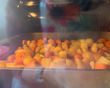 Foto del paso 3 de la receta: Muslitos de pollo al horno con patatas y zanahoria