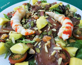 Foto del paso 5 de la receta: Ensalada de brotes con langostinos, mojama y mango