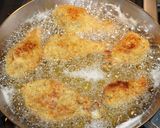 Foto del paso 3 de la receta: Trutros y alitas de pollo fritas