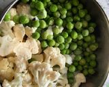 A picture of step 1 of Cauliflower n green peas kolhapuri masala gravy.
