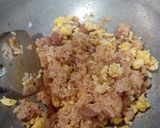 Foto langkah ke 5 dari resep Nasi goreng sosis telur.