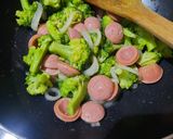 Foto langkah ke 4 dari resep Ca Brokoli Sosis.