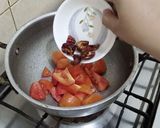 A picture of step 1 of Steamed Tomato sauce.