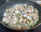 Foto del paso 1 de la receta: Almejas al vino blanco con cebolla y ajo