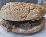 Foto del paso 11 de la receta: Sándwich de carne🥩, cebolla🧀caramelizada🌰 y queso🥯