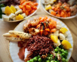 Foto del paso 6 de la receta: Poke de arroz castaño con salmón marinado y langostinos al ajillo