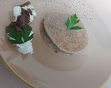 Foto del passaggio 4 della ricetta Raviolo aperto integrale con filigrana al prezzemolo,con funghi e ricotta