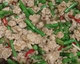 Foto langkah ke 5 dari resep Tumis Baby Buncis Ayam Cincang.