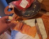 Foto del paso 1 de la receta: Entrada de Sashimi con plato de fondo Salmón, Paella y Puerros