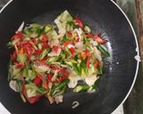 Foto langkah ke 3 dari resep Oseng Ikan Asin Klotok.