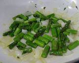Foto del paso 5 de la receta Ensalada tibia veraniega con espárragos y salmón para cena ligera