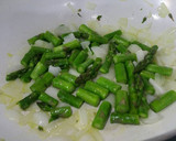 Foto del paso 5 de la receta: Ensalada tibia veraniega con espárragos y salmón para cena ligera