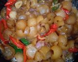 Foto langkah ke 4 dari resep Kikil Manis Masak Cabe.