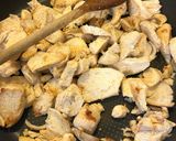 Foto del passaggio 4 della ricetta Insalata di pollo e zucchine in salsa tonnata antica