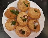 A picture of step 3 of Dahi puri chat.