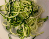 Foto del paso 2 de la receta: Espaguetis de calabacín con gambas salteadas