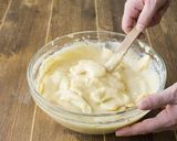 Foto del passaggio 4 della ricetta Torta rovesciata a cuore con mele e yogurt