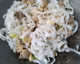 Foto langkah ke 5 dari resep Kwetiau Goreng Ayam.
