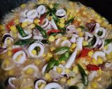 Foto langkah ke 5 dari resep Tumis Cumi Jagung.