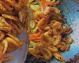 Gambar langkah 4 resipi Udang Kertas Goreng Kunyit 🍤🥗.