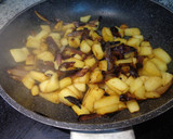 Foto del paso 1 de la receta: Tostada de crema de morcilla y manzana caramelizada