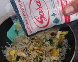 Foto langkah ke 2 dari resep Nasi Goreng Ayam Suwir.
