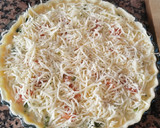Foto del paso 3 de la receta: Quiche de brócoli, salmón y cebolla caramelizada