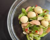 Foto langkah ke 4 dari resep Tumis Buncis Telur Sosis.