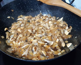 Foto del paso 2 de la receta: Empanada de langostinos y champiñones