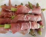 A picture of step 1 of Asparagus and prosciutto twists.