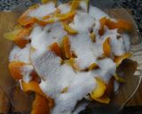Foto del paso 3 de la receta: Cascaritas abrillantadas y mermelada de cáscaras de frutas cítricas