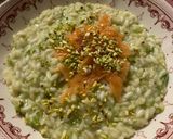 Foto del passaggio 6 della ricetta Risotto alle zucchine con salmone affumicato e granella di pistacchi