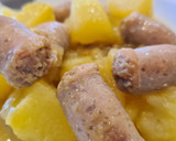 Foto del paso 4 de la receta: Patatas guisadas con salchichas frescas al curry