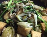 Hình bước làm 6 của món Dưa chua xào đậu và nấm(chay)