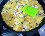 Foto del paso 12 de la receta: Tortilla de patatas con pulpo, cebolla y pimiento verde