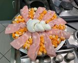 Une image de l'étape 8 de Salade composée de melon à la mortadelle, feta, mozzarella tressée, origan et crème de balsamique.
