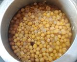 A picture of step 2 of White matar chole.