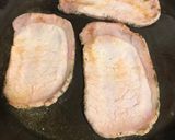 Foto del paso 3 de la receta: Lomo al ajillo con salsa de quesos y manzana asada, para cena-exprés
