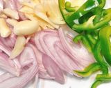 Hình bước làm 1 của món Nui Nơ Xào Tôm & Bắp Cải