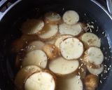 Foto del paso 3 de la receta: ¡Achuras en hinojo! "Mollejas al vino con papas, perejil y huevo"