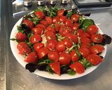 Une image de l'étape 9 de Salade de poulet aux tomates, courgette et jeunes pousses sauce ciboulette olive.