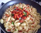 Foto del passaggio 4 della ricetta Pasta con peperoni, pomodorini confit e zucchine fritte