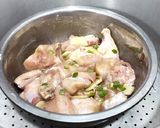 Foto langkah ke 2 dari resep Ayam Kukus, Garlic chili oil, Minyak daun bawang.