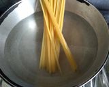 A picture of step 1 of White sauce spaghetti.