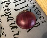 Une image de l'étape 2 de Tomates à l'oignon rouge, basilic et mozzarella.